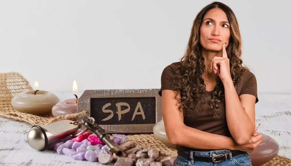 GROENIE Digtal Solutions -  Eine Spa-Leiterin ist sich unsicher welcher Chatbot die richtige digitale Lösung ist