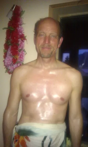 Arwed Grön - glücklich und ölig - nach dem Erhalten einer Lomi-Lomi-Massage an einem Lomi-Lomi-Massage Ausbildungs-Tag