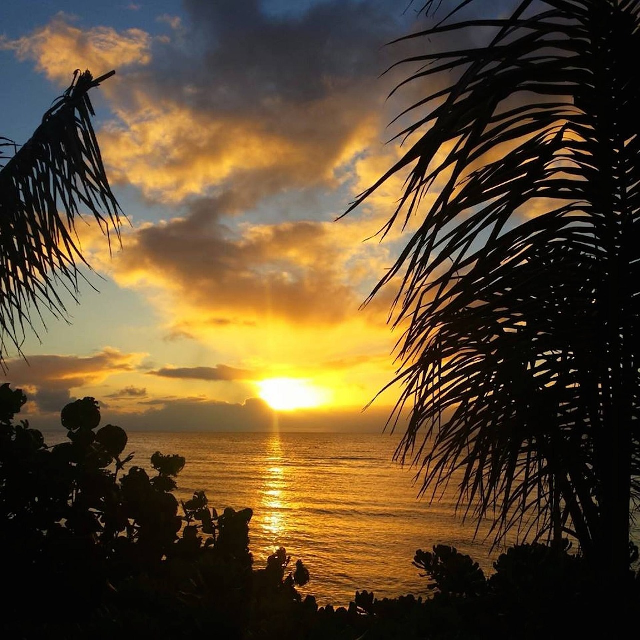 Die Sonne steht über dem Meer - an einer Küste von Hawaii. LA - die Sonne mit ihrer Strahlungswärme steht für die göttliche Energie.Das beste Wetter für eine Lomi Lomi LA (Sonnen-Lomi Lomi, oder Outdoor Lomi Lomi) Die Sonne steht über dem Meer - an einer Küste von Hawaii. LA - die Sonne mit ihrer Strahlungswärme steht für die göttliche Energie.Das beste Wetter für eine Lomi Lomi LA (Sonnen-Lomi Lomi, oder Outdoor Lomi Lomi)