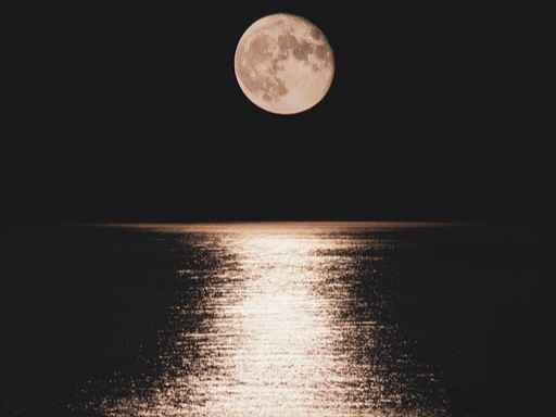 Der Vollmond über dem Meer - Vollmond (Mahina Hoku) und Neumond (Mahina Muku) sind magische Zeiten für eine besonders wirksame Lomi-Lomi Der Vollmond über dem Meer - Vollmond (Mahina Hoku) und Neumond (Mahina Muku) sind magische Zeiten für eine besonders wirksame Lomi-Lomi