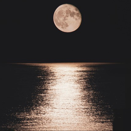 MAHINA MUKU - der Vollmond - steht über dem Meer und hat wunderschöne Lichtreflektionen auf dem Wasser. Ein perfekter Zeitpunkt für ein Lomi Lomi Nui Massage-Ritual ! MAHINA MUKU - der Vollmond - steht über dem Meer und hat wunderschöne Lichtreflektionen auf dem Wasser. Ein perfekter Zeitpunkt für ein Lomi Lomi Nui Massage-Ritual !