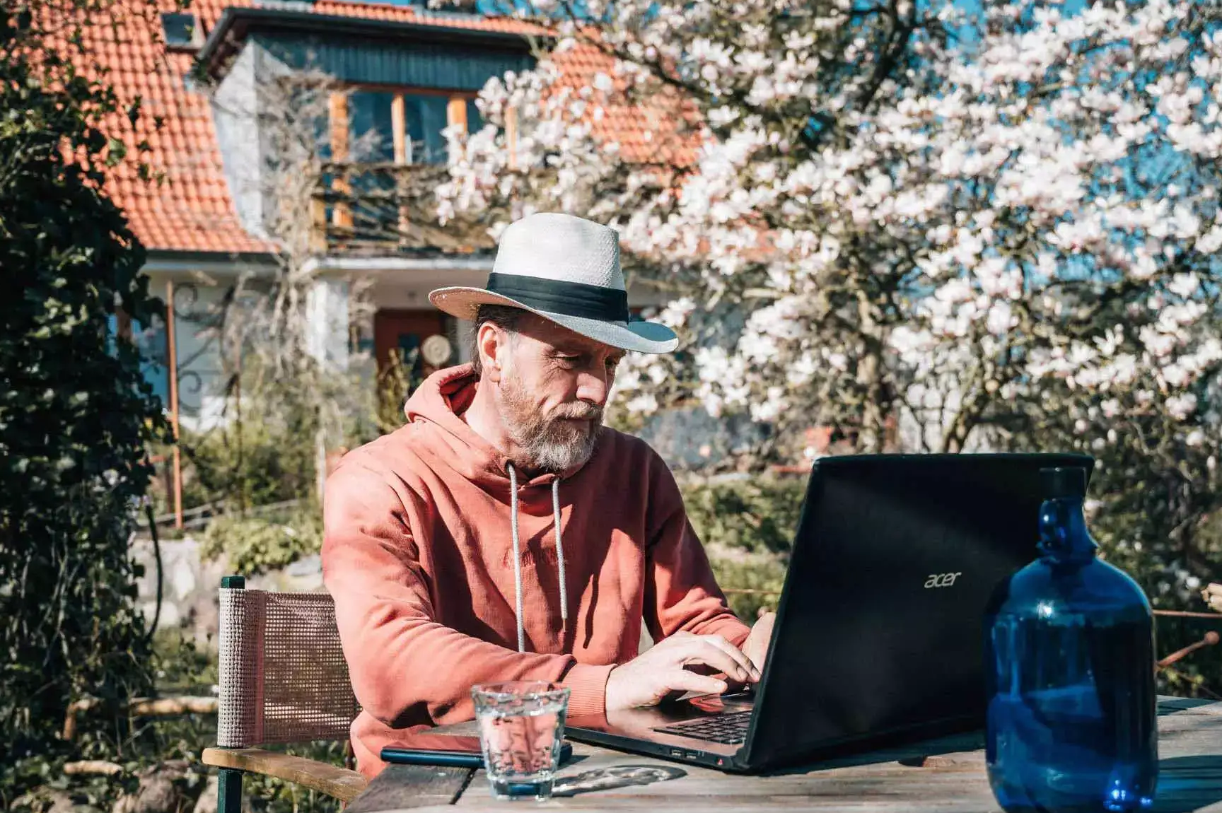 arwed-groen-laptop-am-tisch-madita-karlson-1920x1278.9.64c96bac8ff76